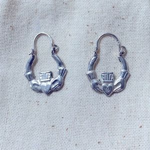 ☘️Sterling Silver Irish Claddagh earrings.  Oh